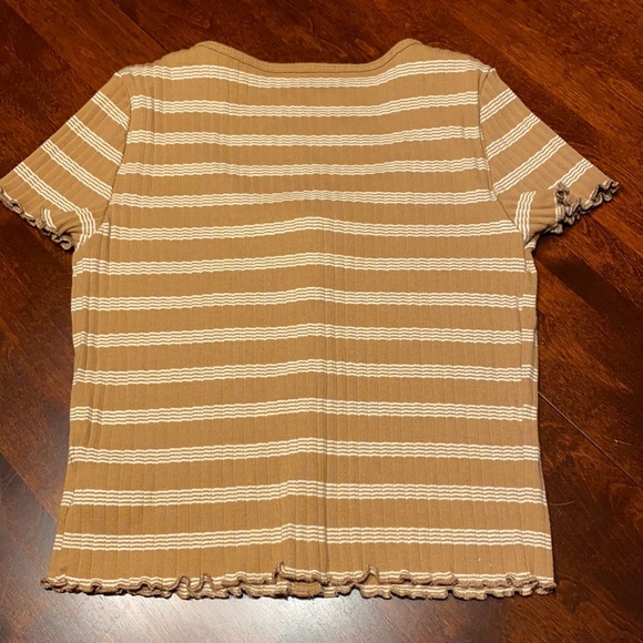 American Eagle Snap Scoop Neck Tee w Ruffle Edges - Picture 3 of 7